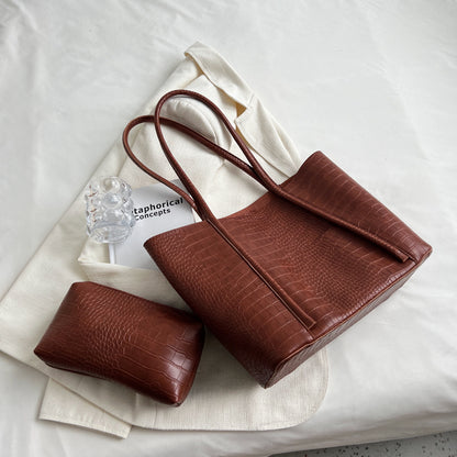 Soft Leather Western-Style Tote – Spacious & Elegant for Daily Use